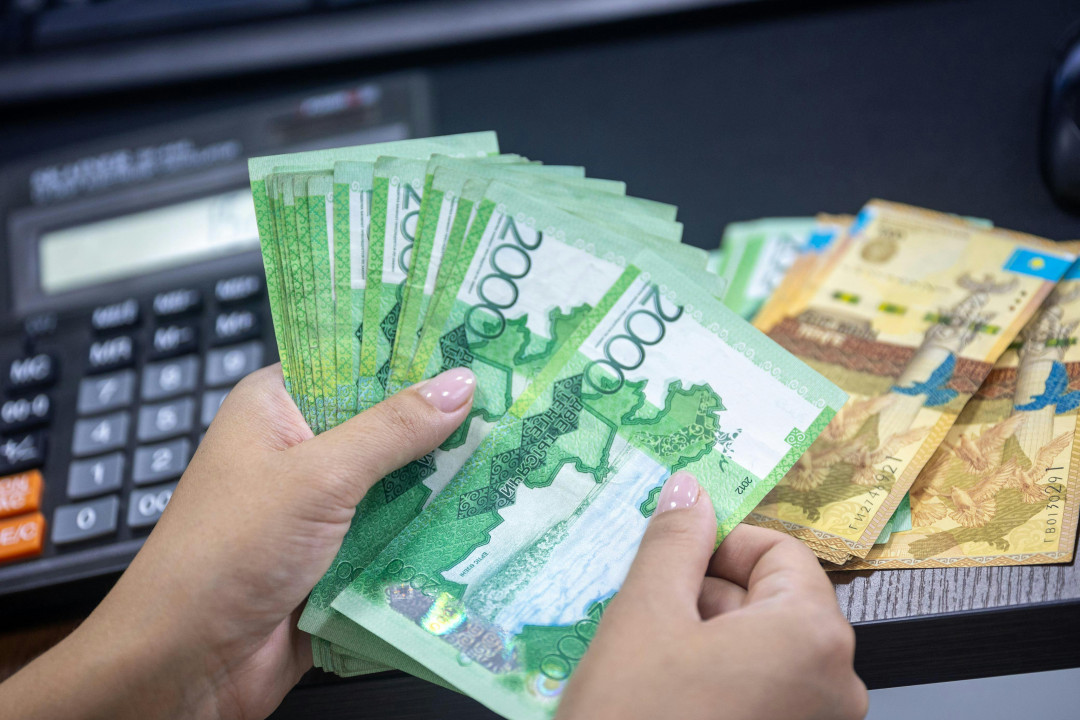 hands-counting-tenge-banknotes-image