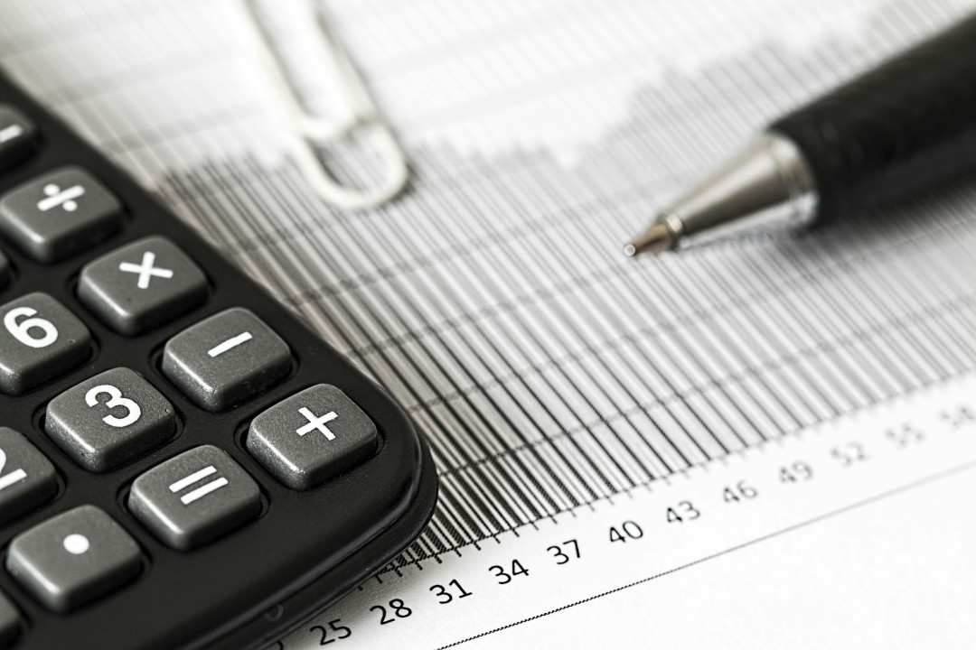 calculator-pen-and-chart-on-financial-report-image