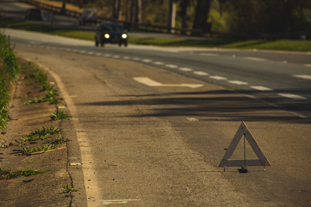 road-triangle-sign-image