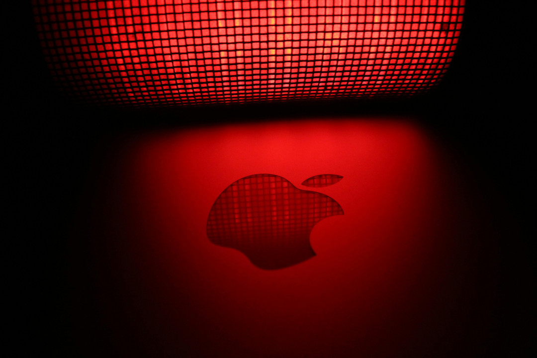 apple-logo-under-red-light-mesh-pattern-image