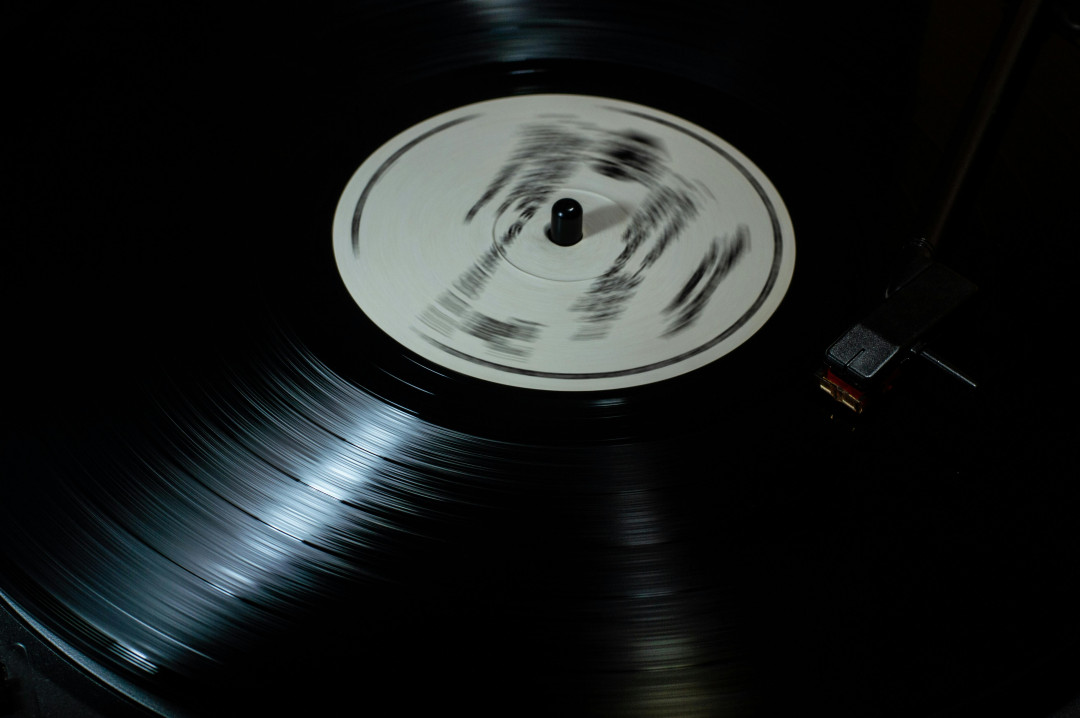 spinning-vinyl-record-on-turntable-image