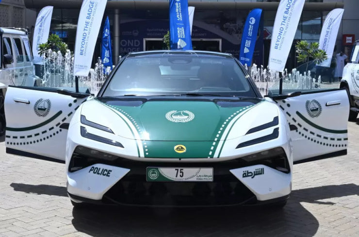 Полиция Дубая добавила в автопарк второй электромобиль Lotus