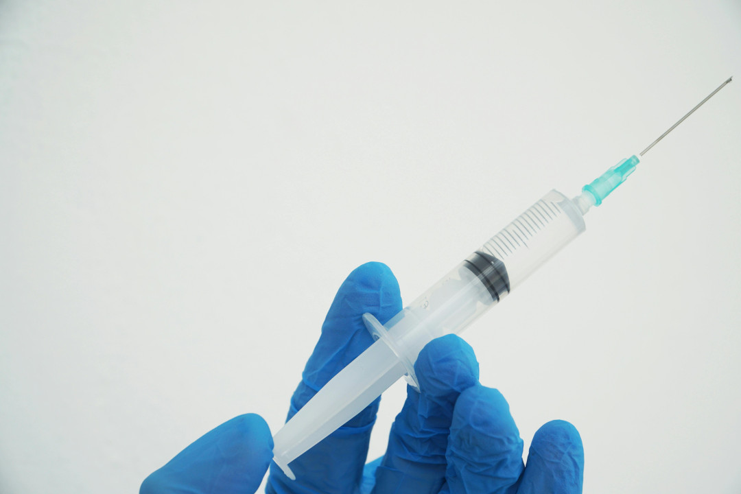 doctor-hand-holding-syringe-image