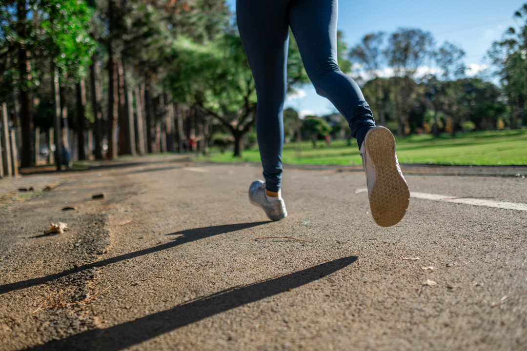 running-legs-of-an-athlete-on-a-track-image