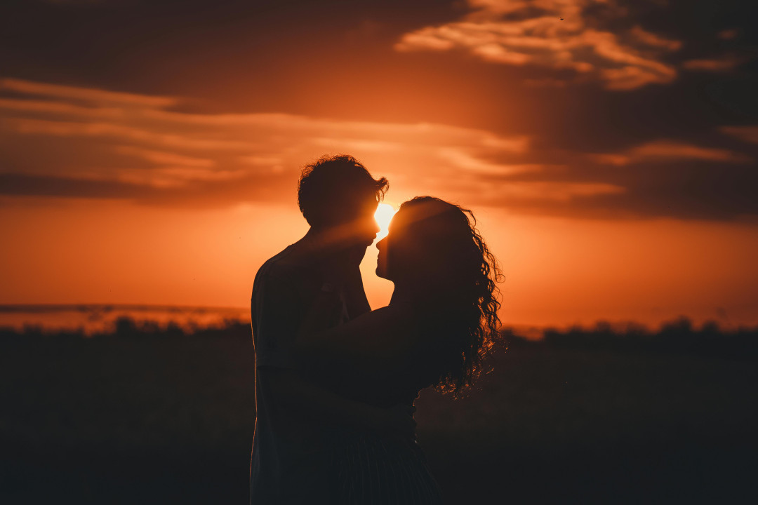 couple-hugging-romantically-at-sunset-image