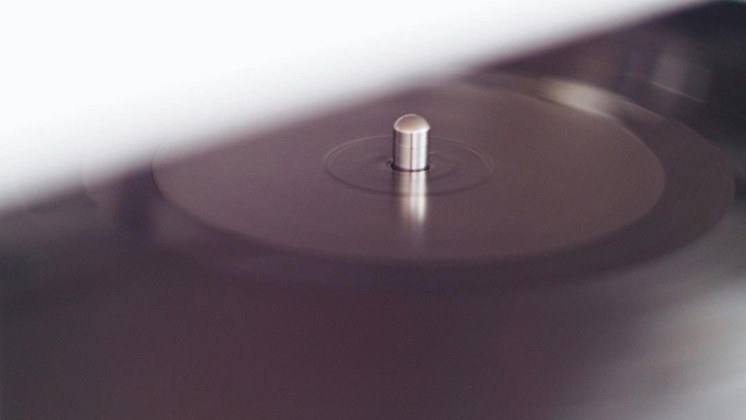 spinning-record-player-turntable-closeup-image