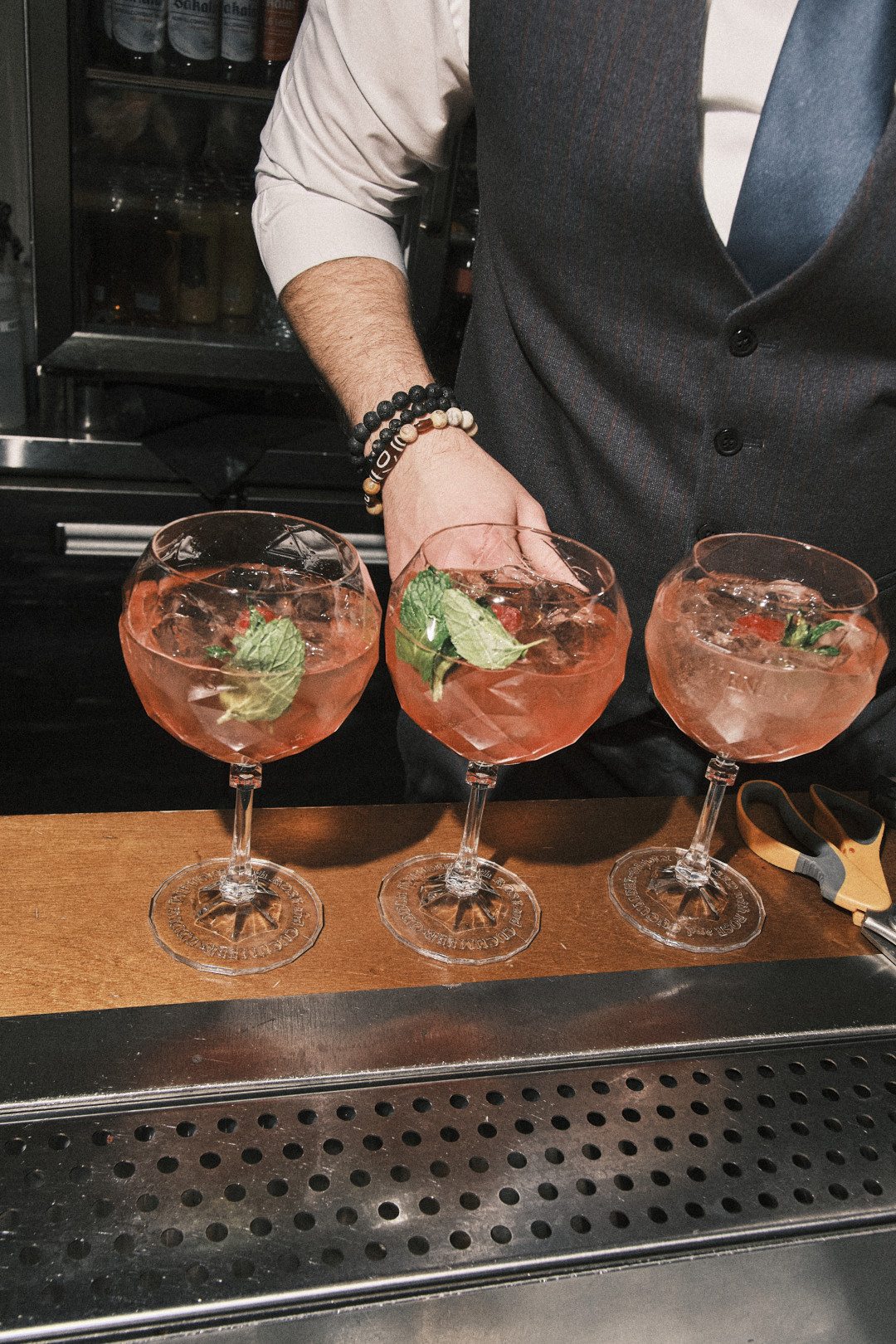 Когда напитки рассказывают истории: три города в одном баре