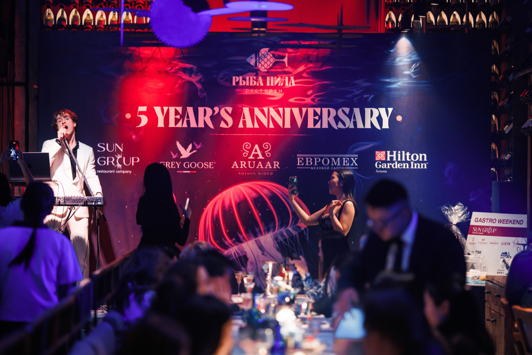 Riba-Pila-restaurant-Astana-celebrates-5th-anniversary-performer-on-stage-image