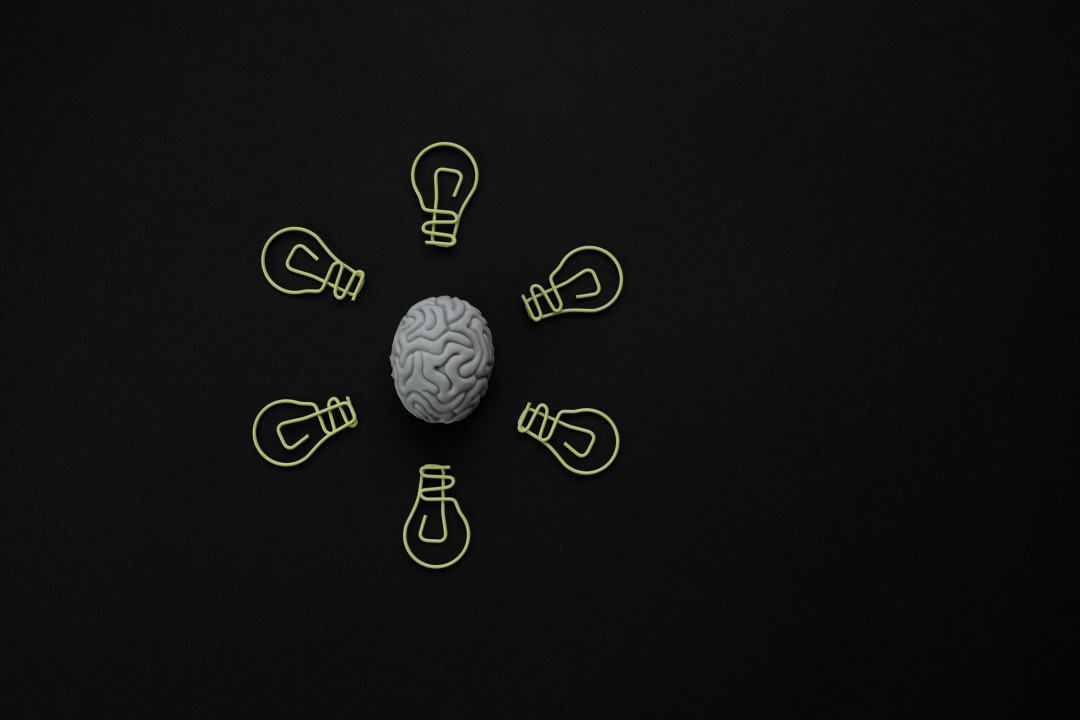 brain-from-above-with-glowing-lightbulbs-around-image