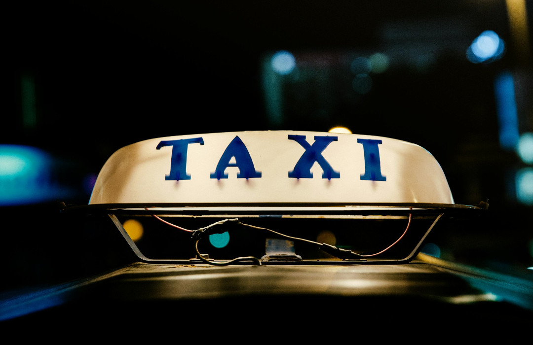 taxi-roof-sign-at-night-image