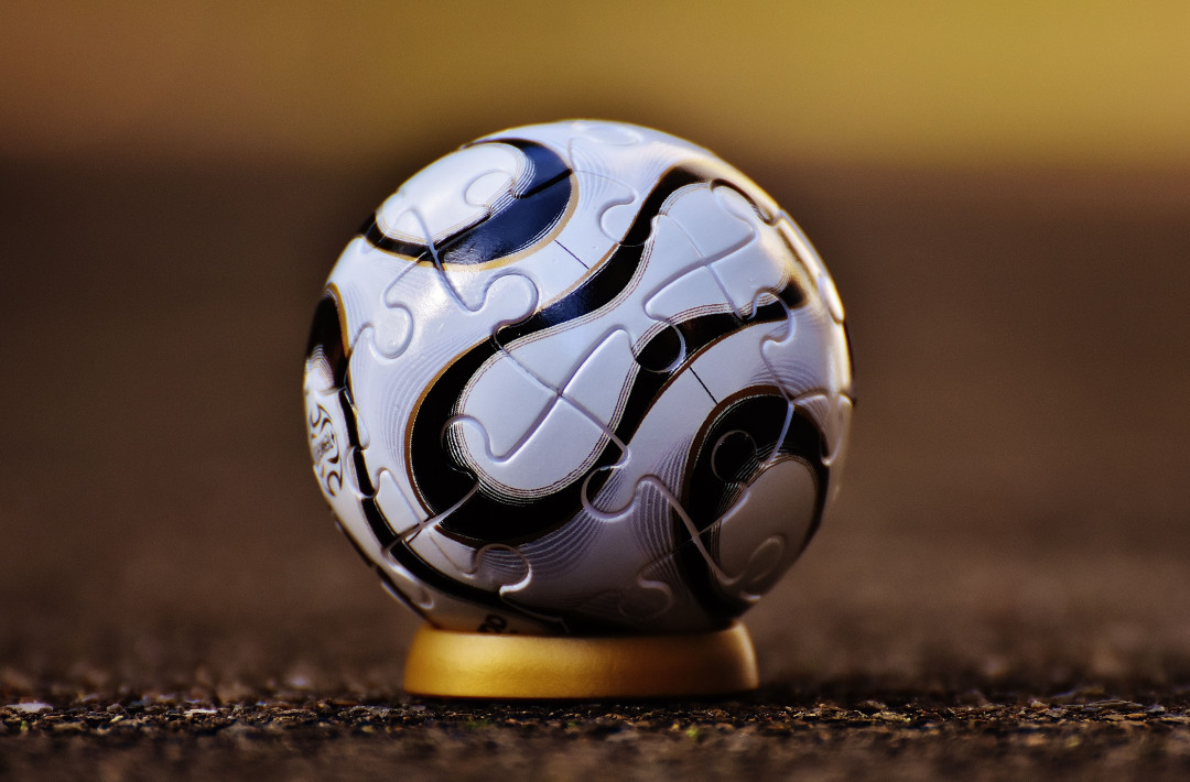 brazilian-footballer-ronaldo-with-adidas-fevernova-2002-world-cup-ball-image