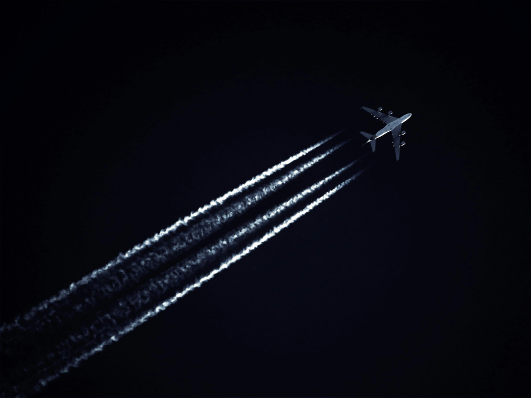 airplane-flying-in-dark-sky-image