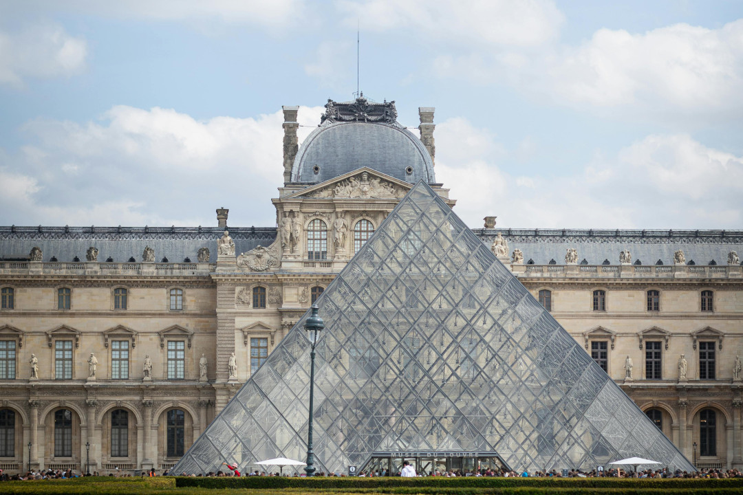louvre-glass-pyramid-paris-france-view-image