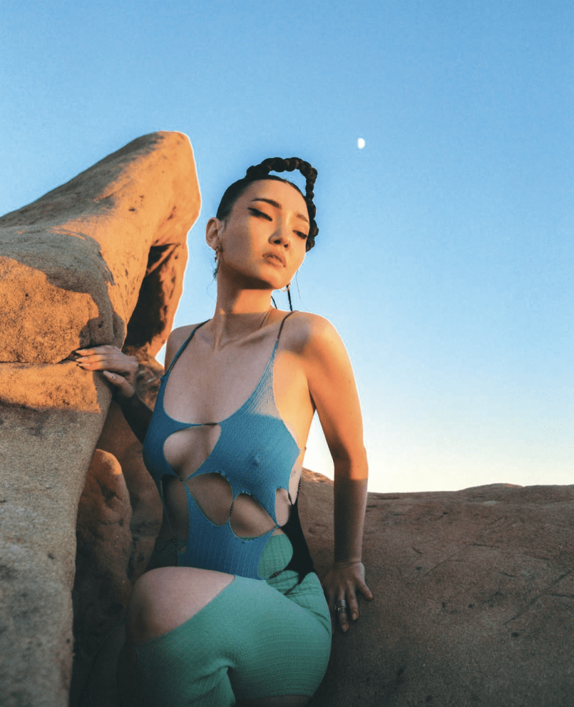 Жігіт сүйкімді студентті трафик етеді