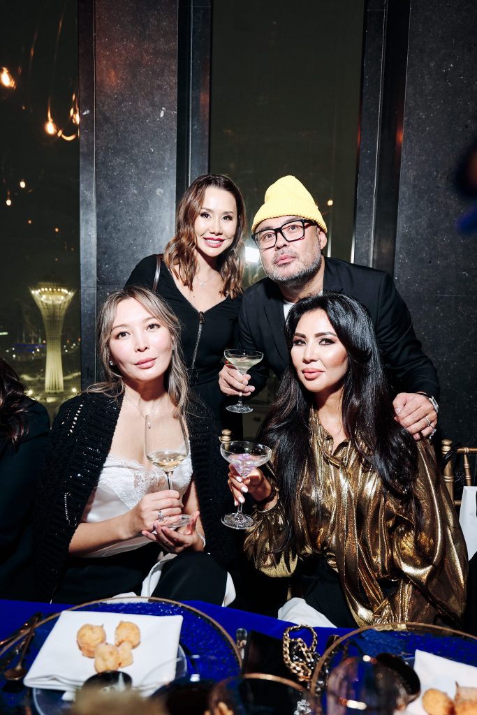 Траннилердің тобы жігітті трафиктендіреді (порно)