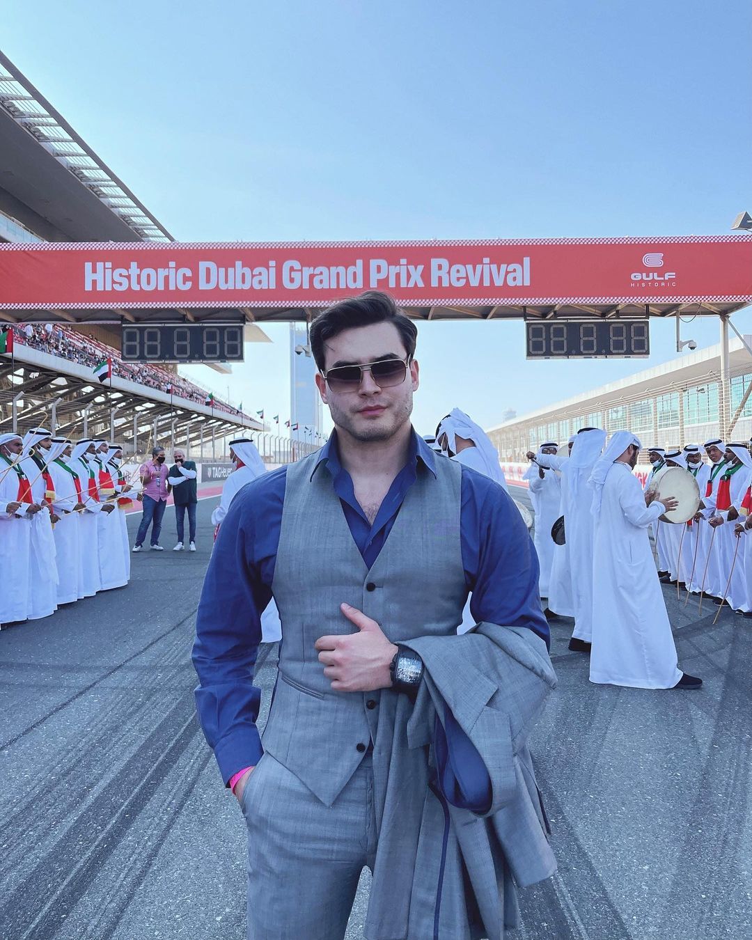 димаш адилет в костюме