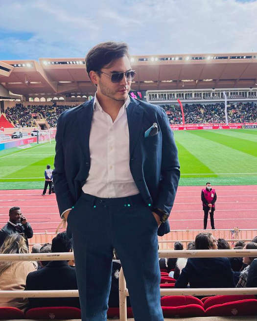 димаш адилет в костюме