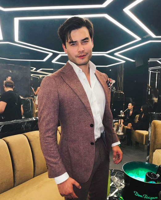 димаш адилет в костюме