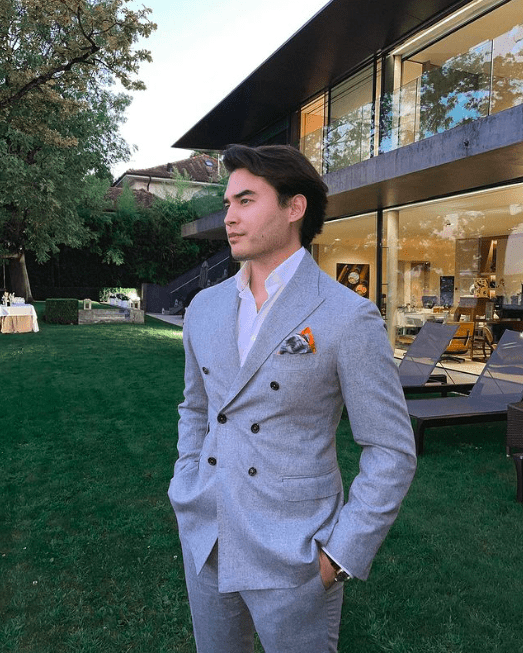 димаш адилет в костюме