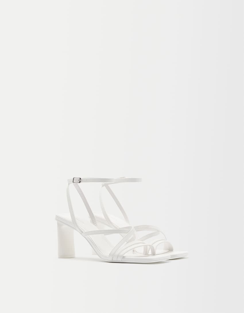 белые босоножки