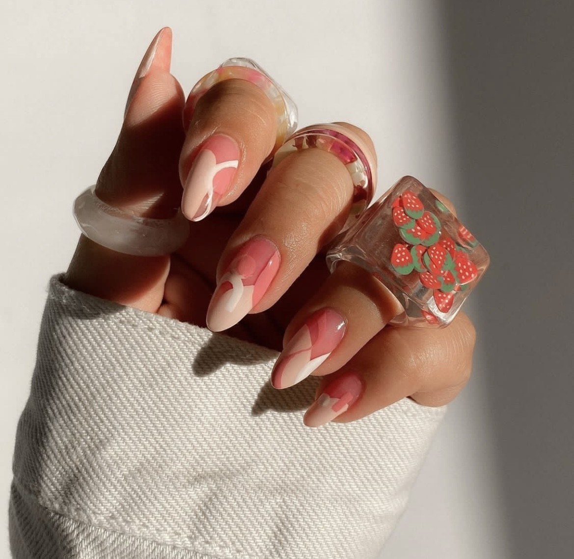 Жалаңаш дат әйелдері