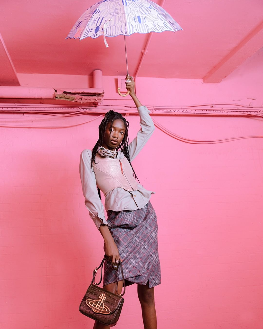 Корсет пен етік киген қыздар