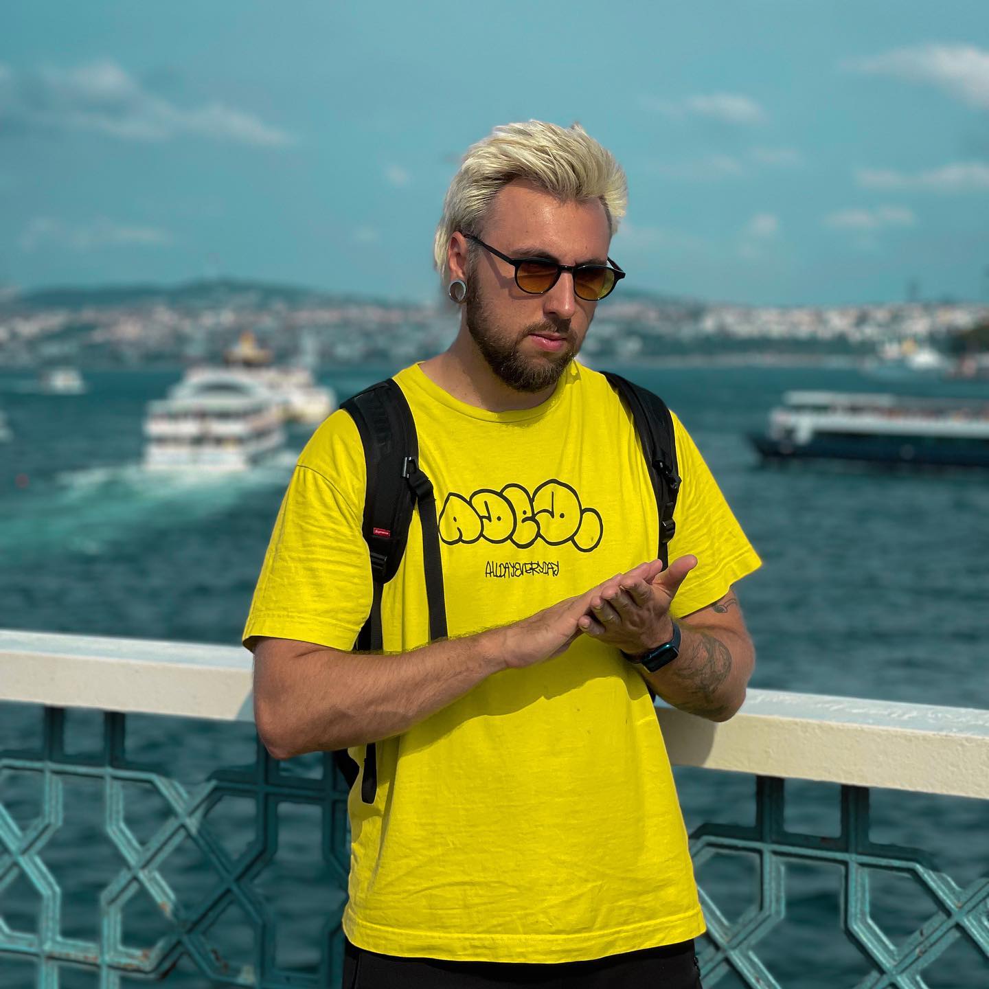 блогера развернули на границе