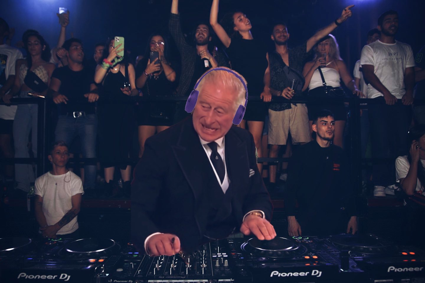 Карл III превратился в диджея