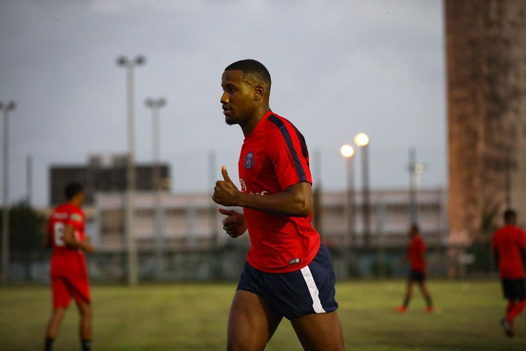 Футболист пытался провезти в багаже 100 кг наркотиков