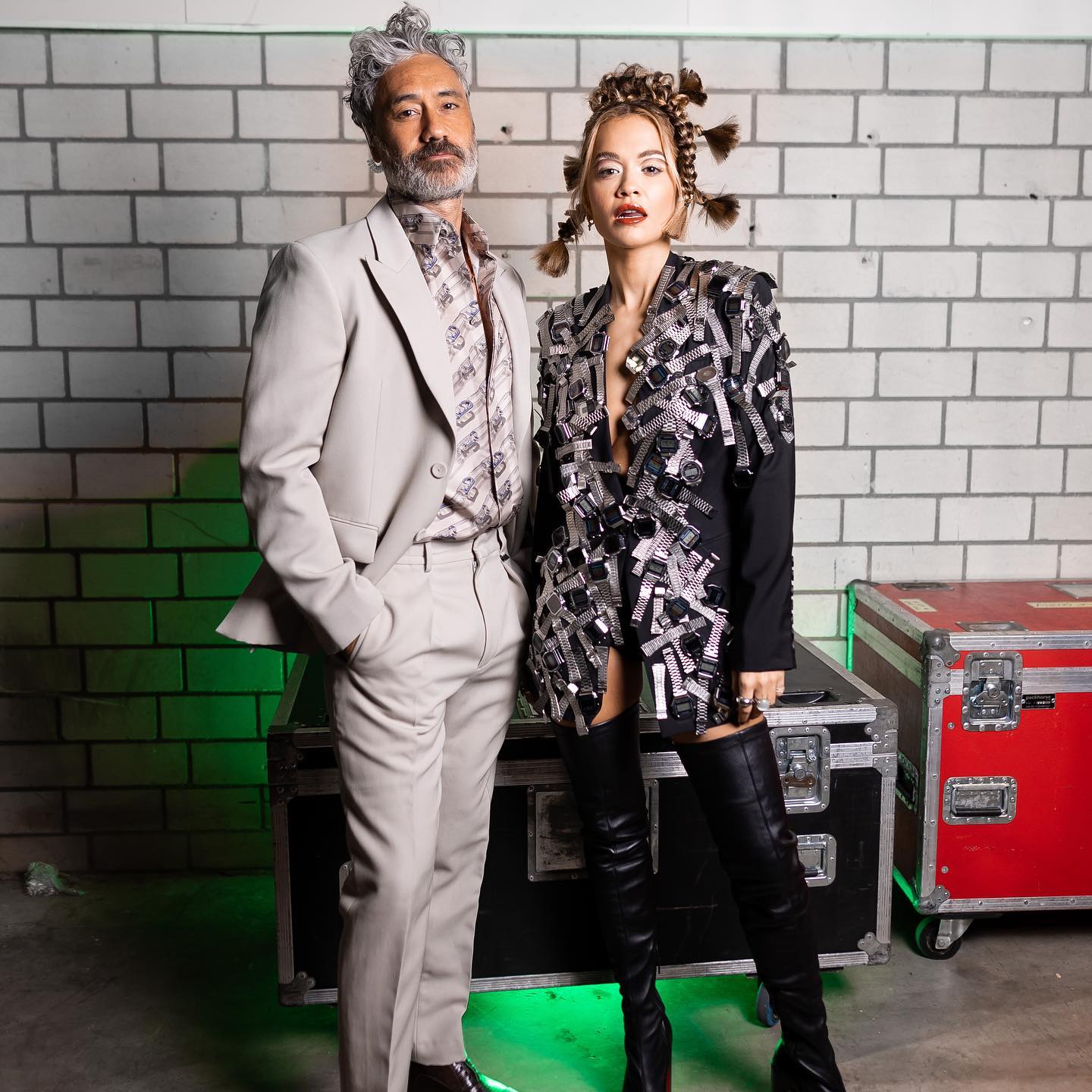 Рита Ора показывает помолвочное кольцо