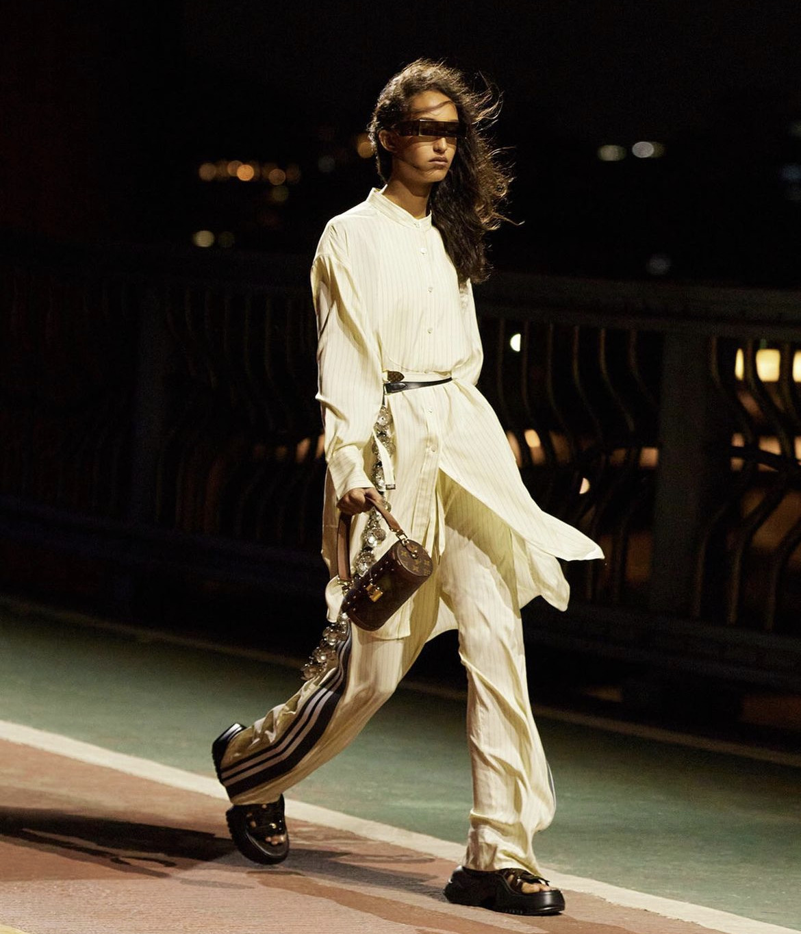 показ Louis Vuitton Pre-Fall 2023 в Сеуле