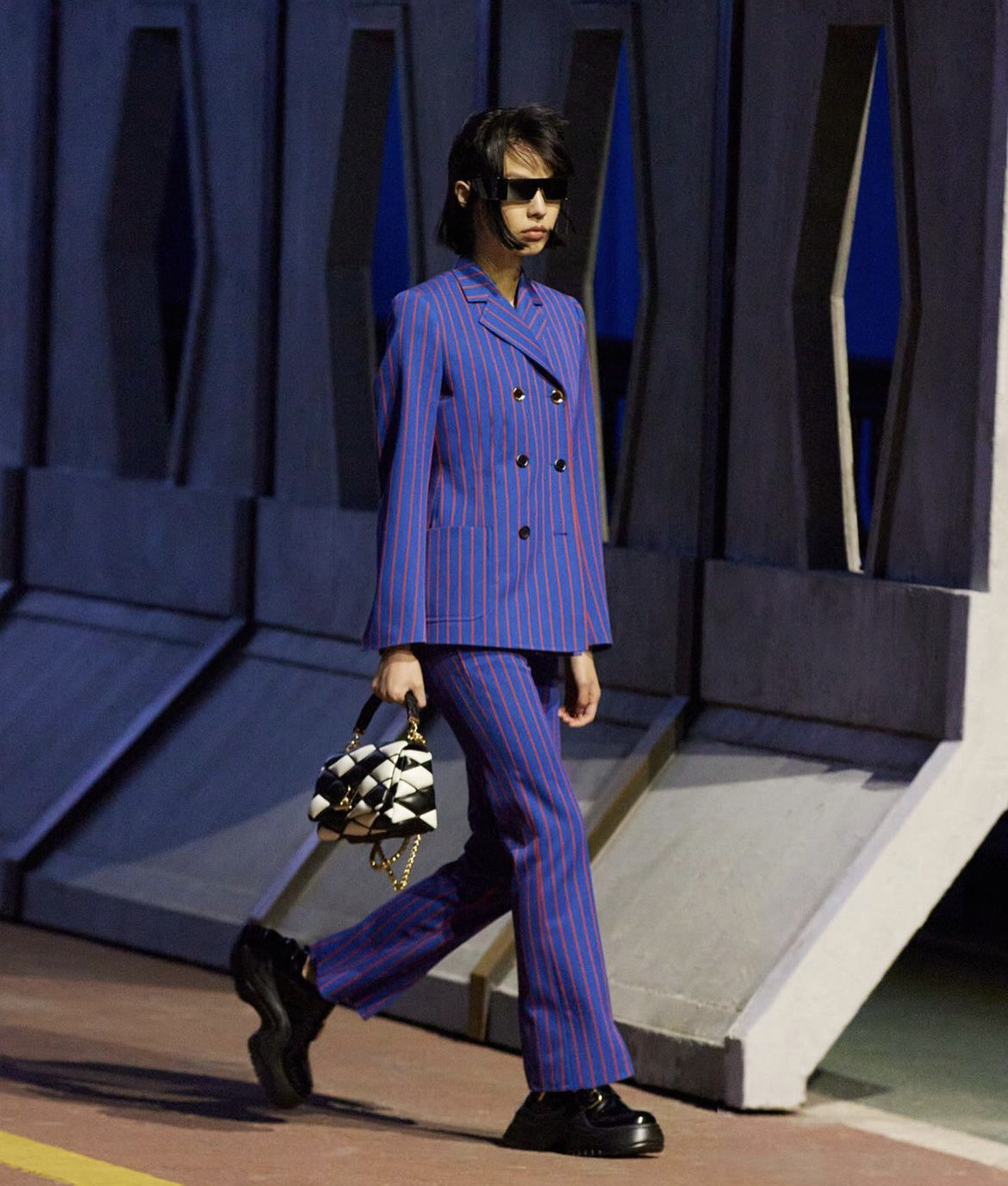 показ Louis Vuitton Pre-Fall 2023 в Сеуле