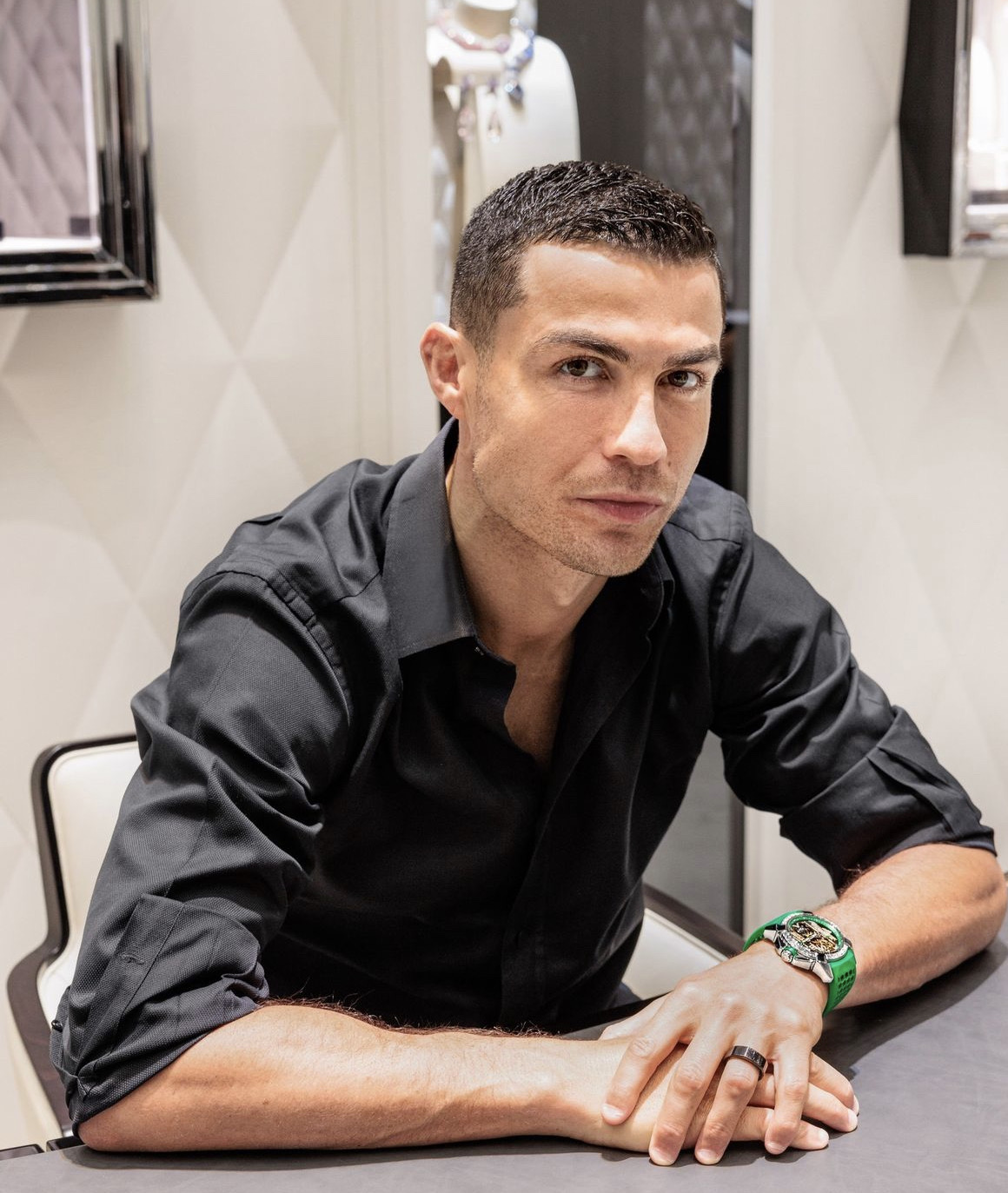 Криштиану Роналду подарили часы