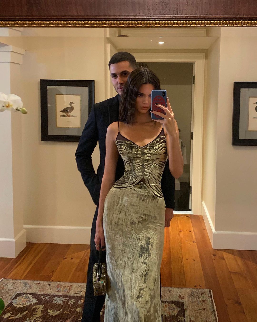 Менің иығым кең болса, қандай көйлек киюім керек? Менің иығым кең болса, қандай көйлек киюім керек?