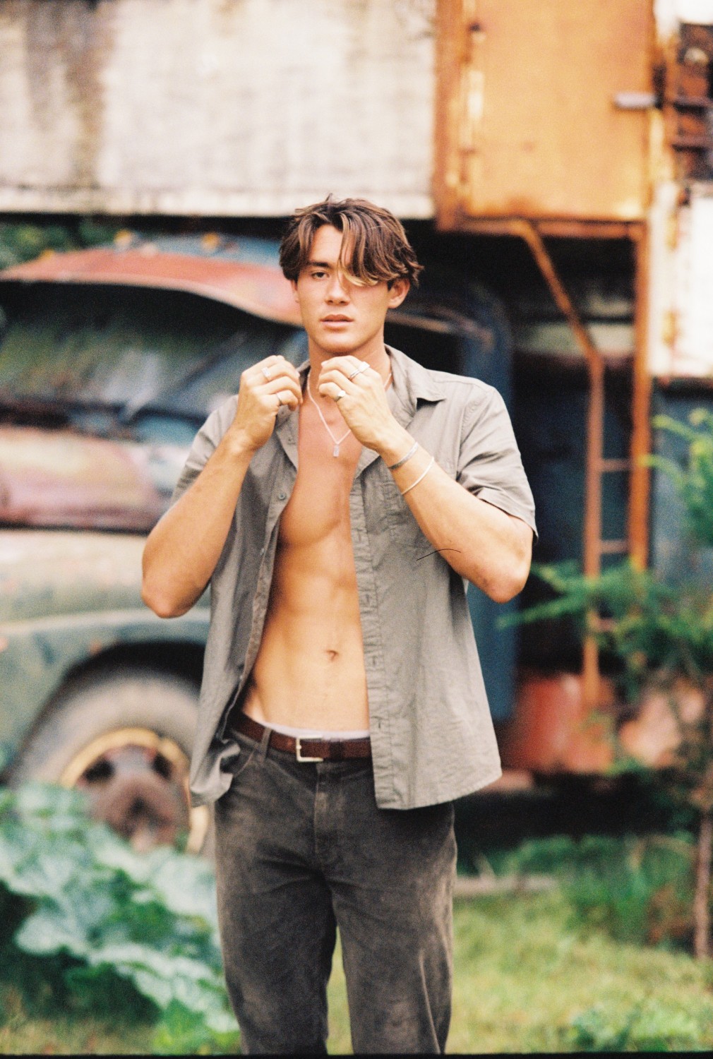 Үлкен кеудесі бар аққұба