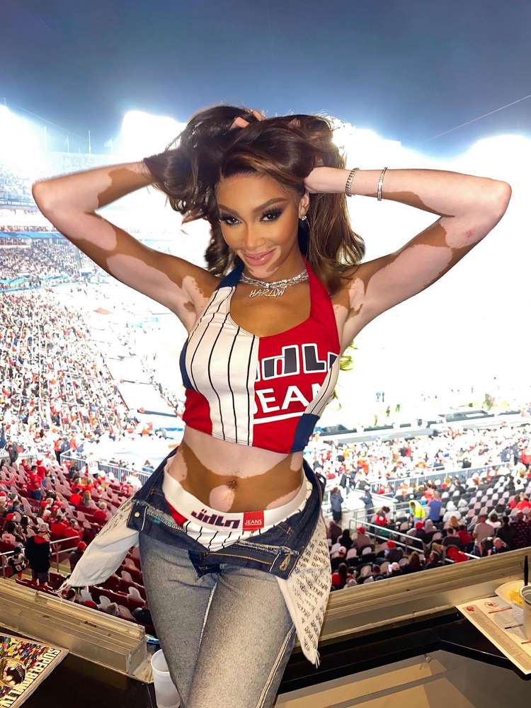 Расстегнутые джинсы тренд