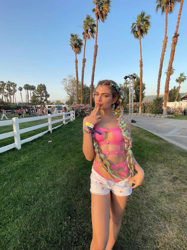 Расстегнутые джинсы тренд