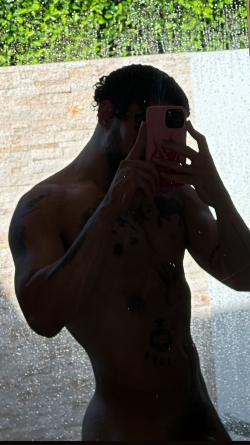 Осторожно, 18+! Bad Bunny поделился голым селфи