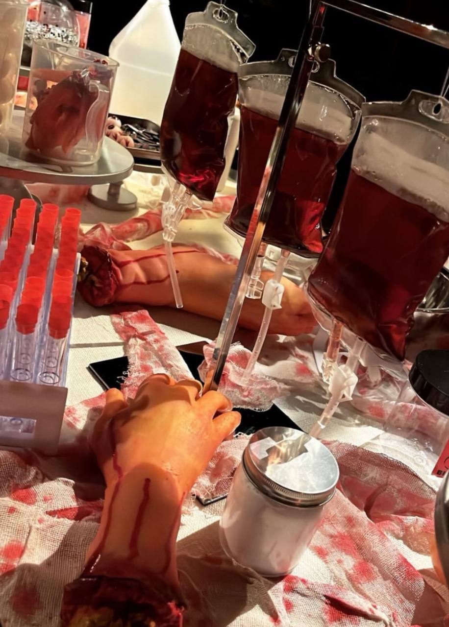 Ким Кардашьян дом Хэллоуин