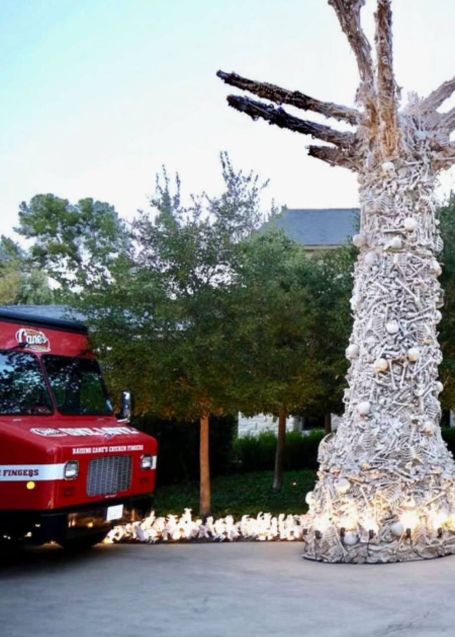 Ким Кардашьян дом Хэллоуин