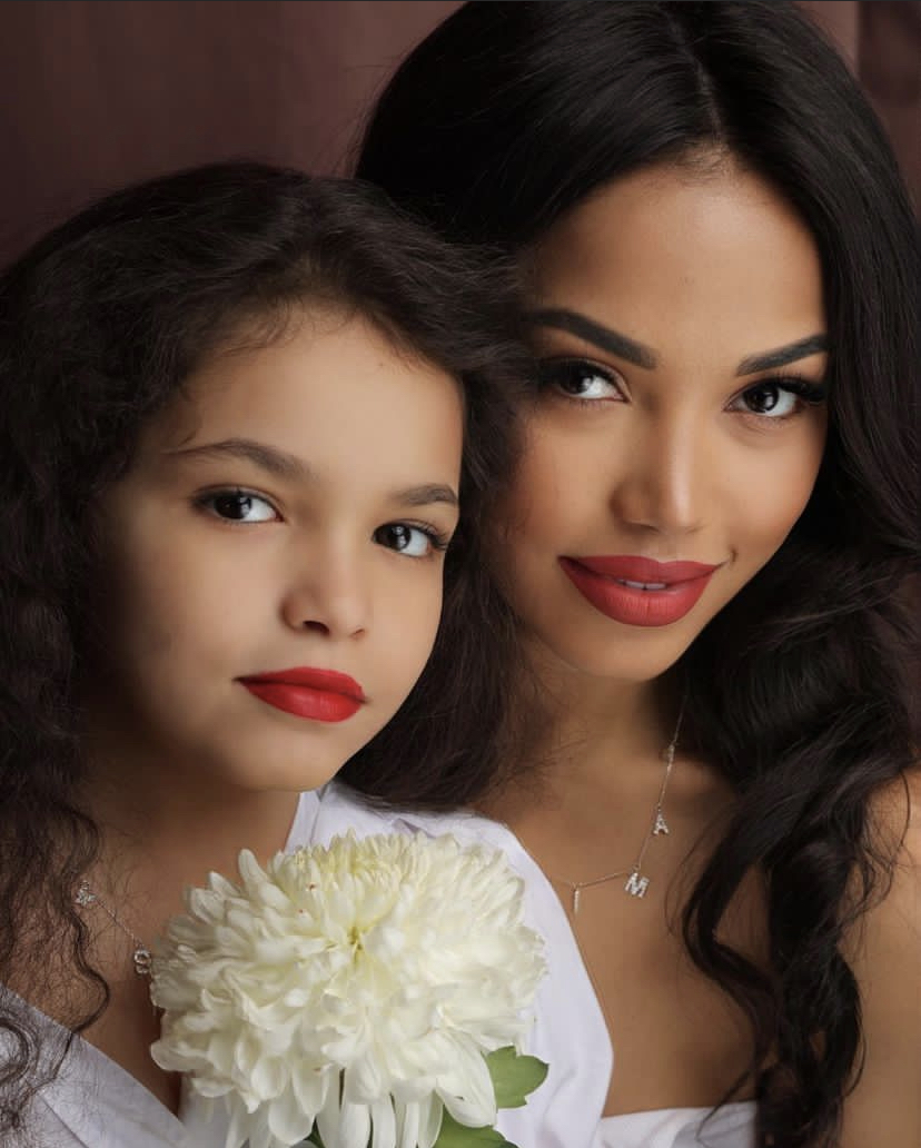 Фатима Кулибали с дочкой 