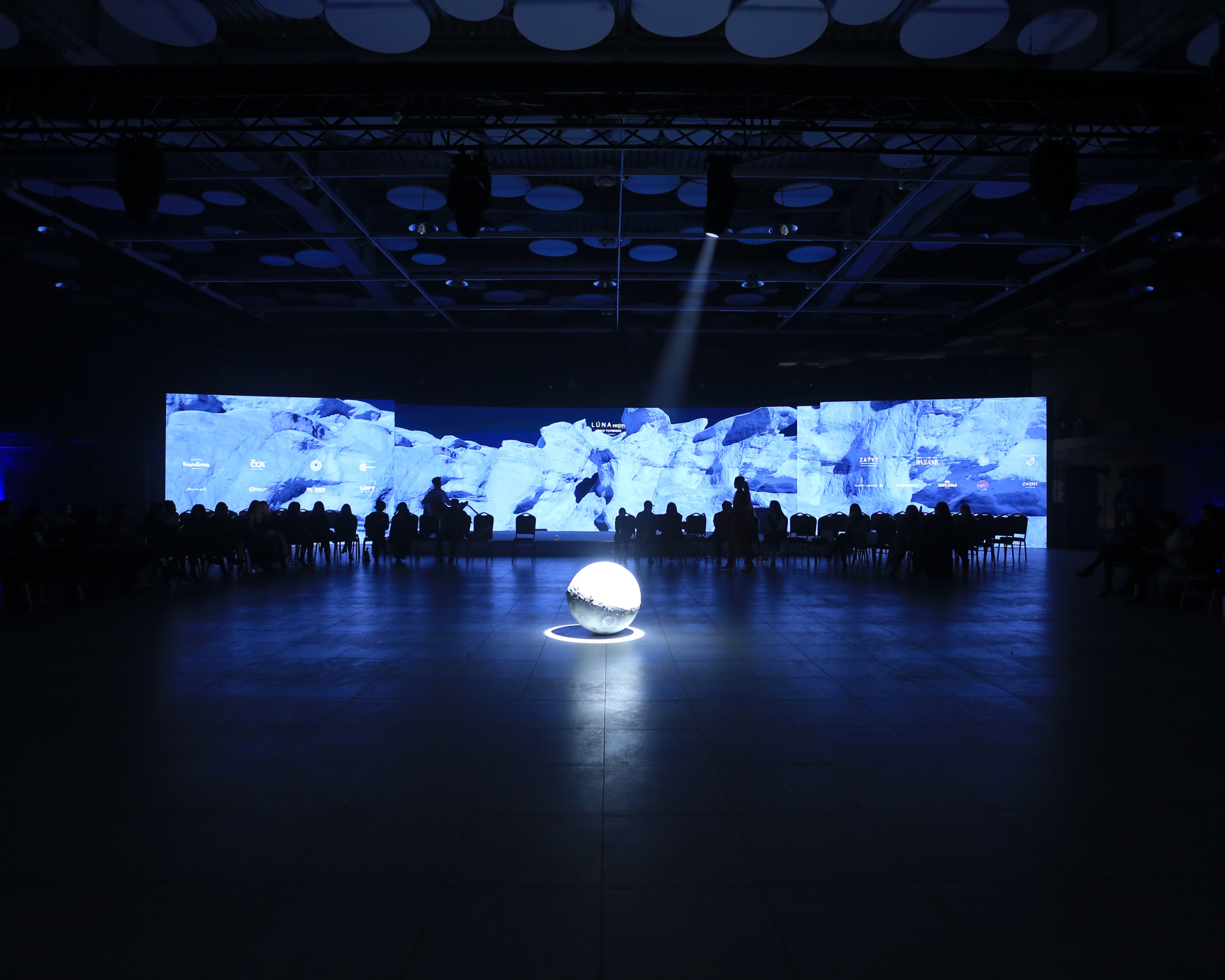 Айнур Турисбек LÚNAsezim