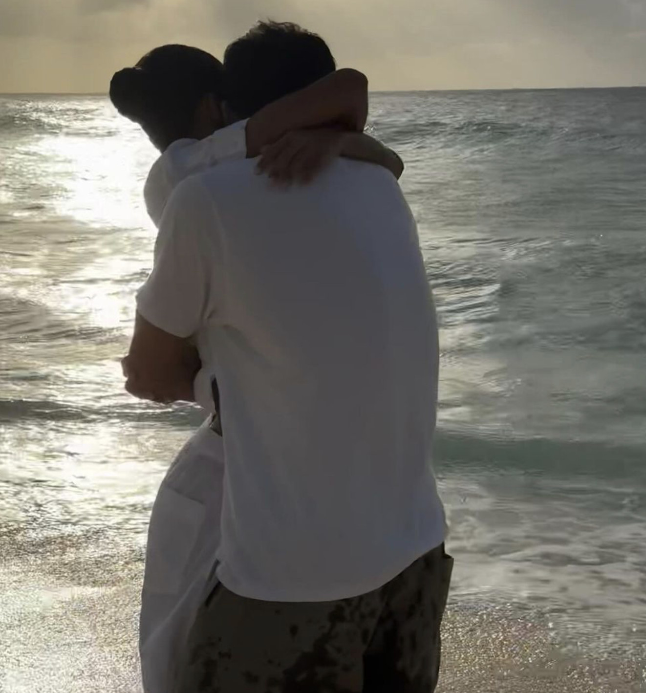 Тина Кунаки встречается Сантьяго 