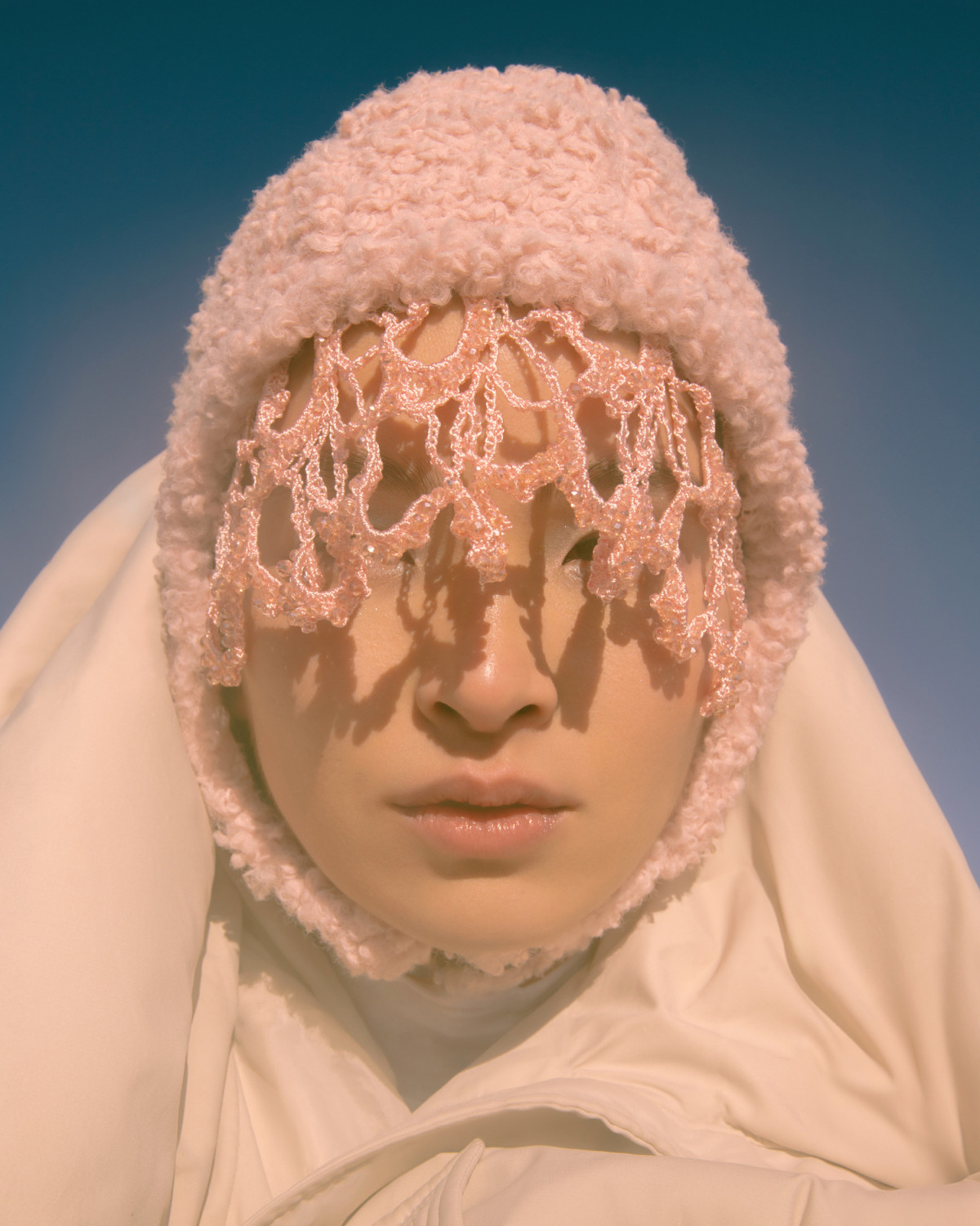 Алиса в стране реальности: эксклюзивная съемка для ELLE Kazakhstan