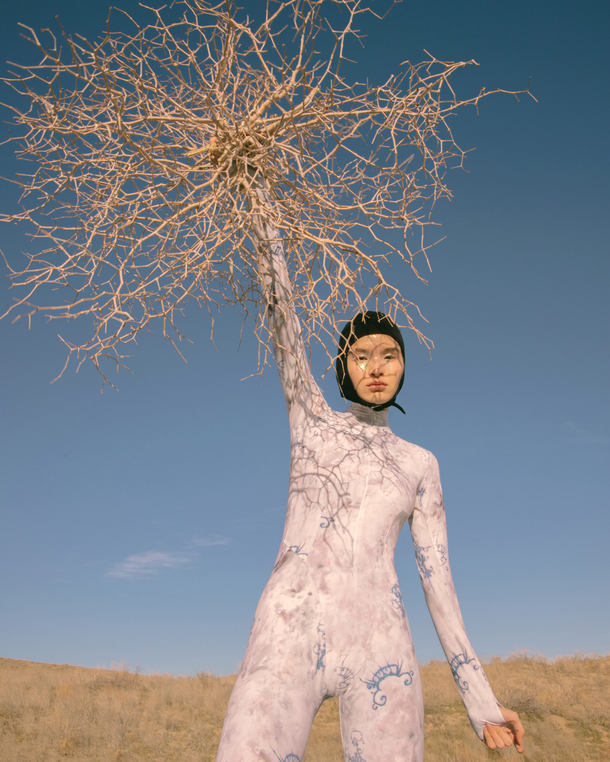 Алиса в стране реальности: эксклюзивная съемка для ELLE Kazakhstan