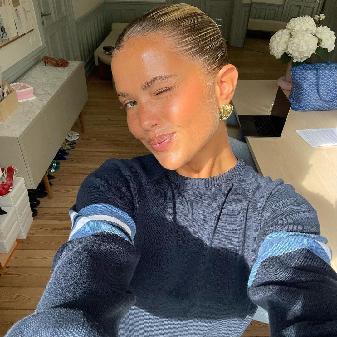 Қатты толқыған жігіт кеуделі брюнетканы құмарлықпен трахает