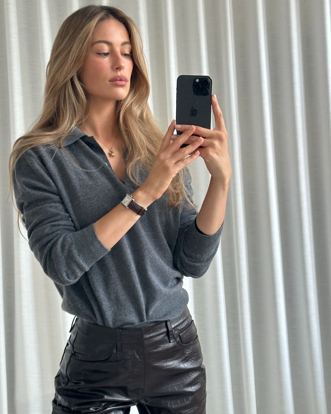 Трусики төсекте жатыр