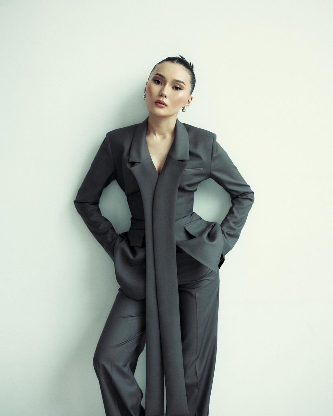 Свингер ерлі-зайыптылар жұпты шақырды БДСМ терең минет