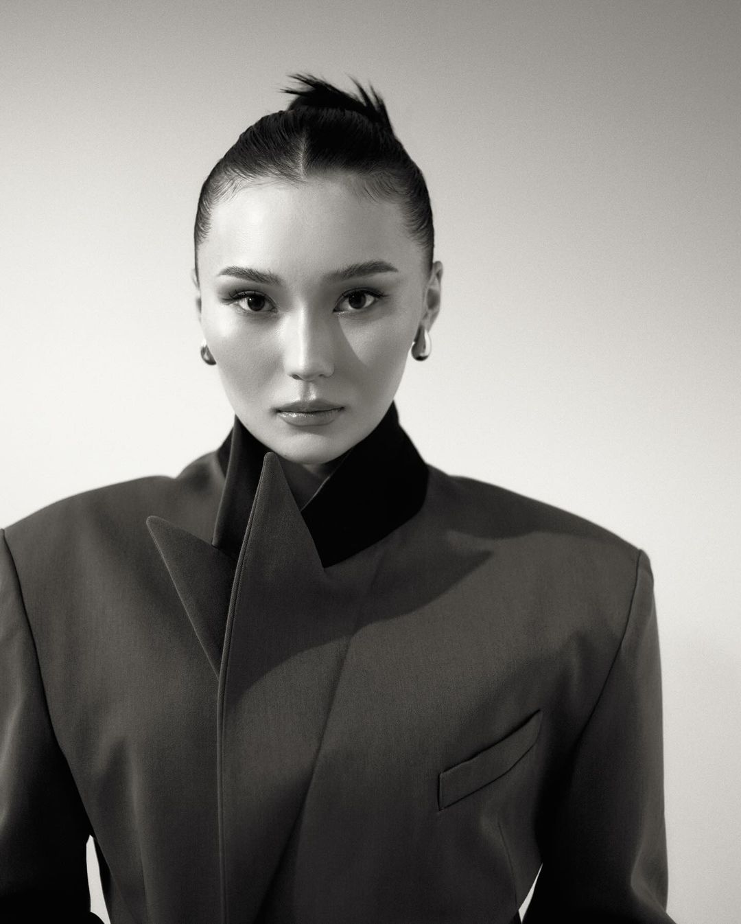 Әйелі күйеуін үйде сорып жатыр Киара Миа порно актриса видео в хорошем качестве