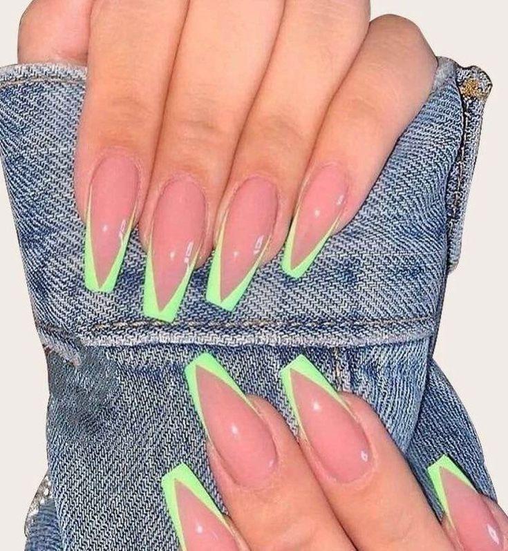 Маникюр с салатовым оттенком